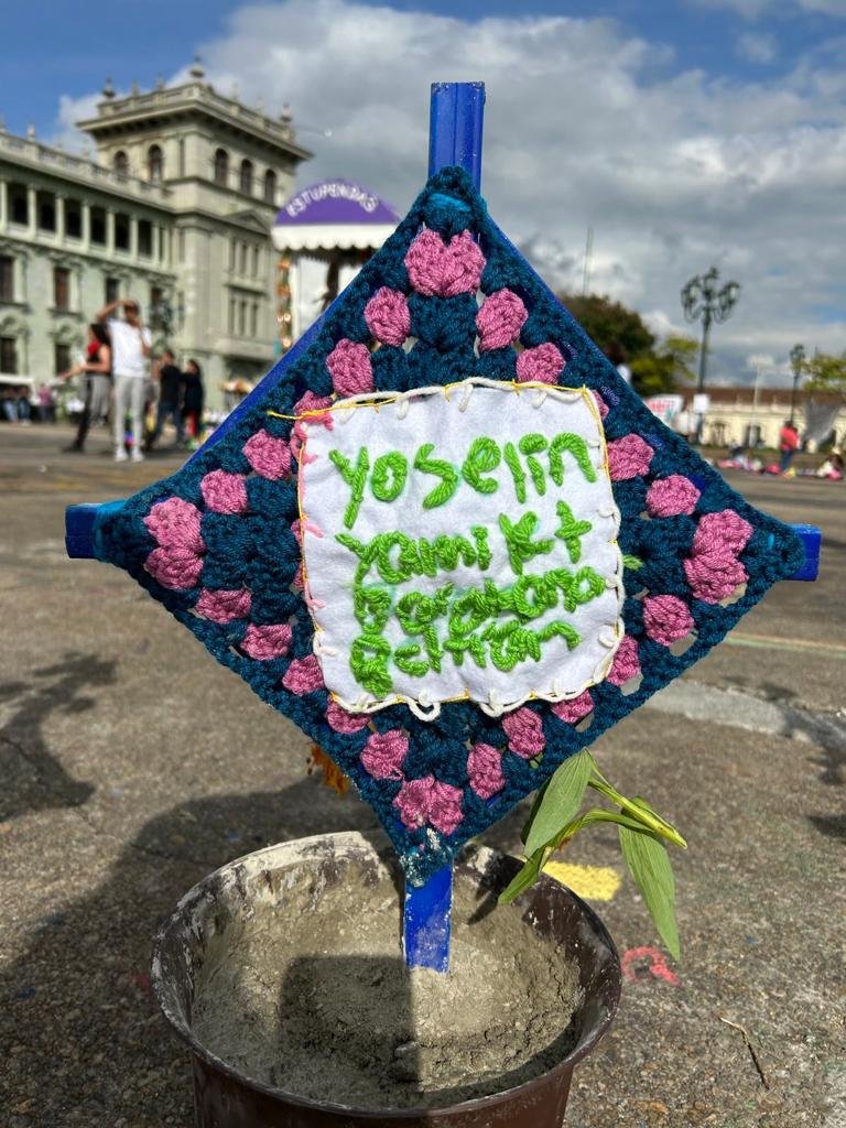  La cruz con el nombre de Yoselin Baharona, una de las niñas fallecidas en el incendio del Hogar Seguro. Fotografía: Eslly Melgarejo. 